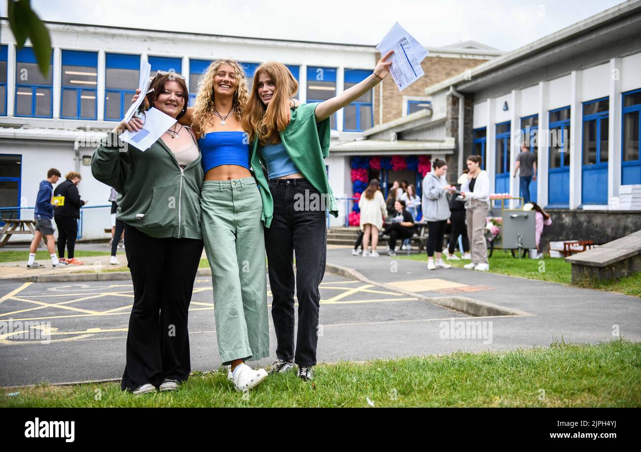 Gli studenti del Gower College Swansea, Josie Weale, Ruby Lewis e Ffionon Kett-White, tutti di 18 anni, festeggiano dopo aver ottenuto i loro Risultati Di Livello A presso il campus di Gorseinon del college. Foto Stock