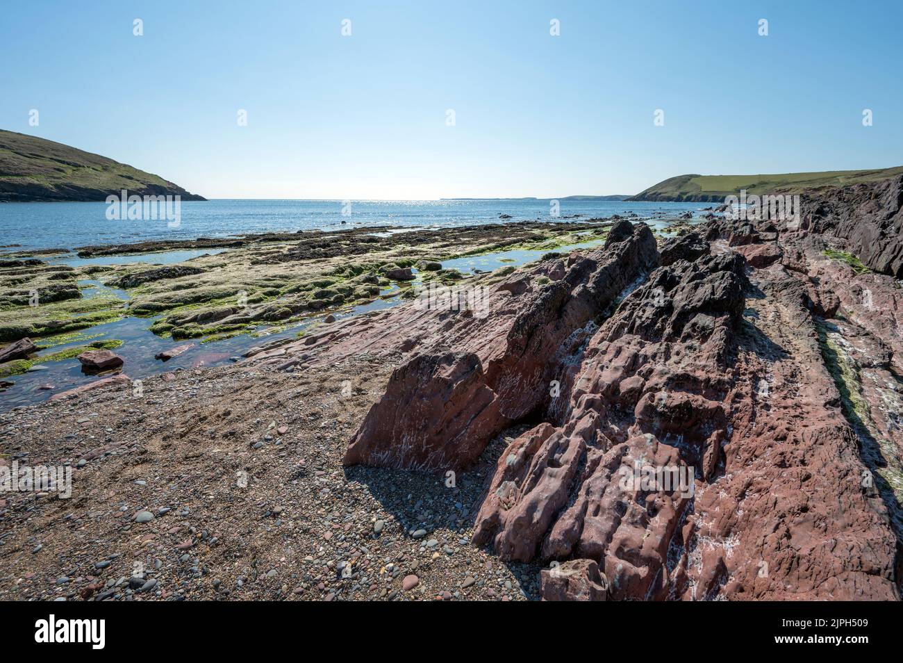 Milioni di anni di formazione rocciosa presso la spiaggia di Manorbier nel Pembrokshire, Galles del Sud Foto Stock