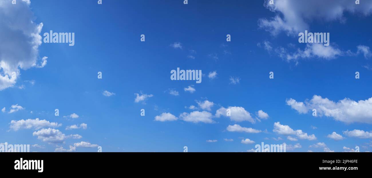 Vividi panorami di cielo blu con nuvole Foto Stock