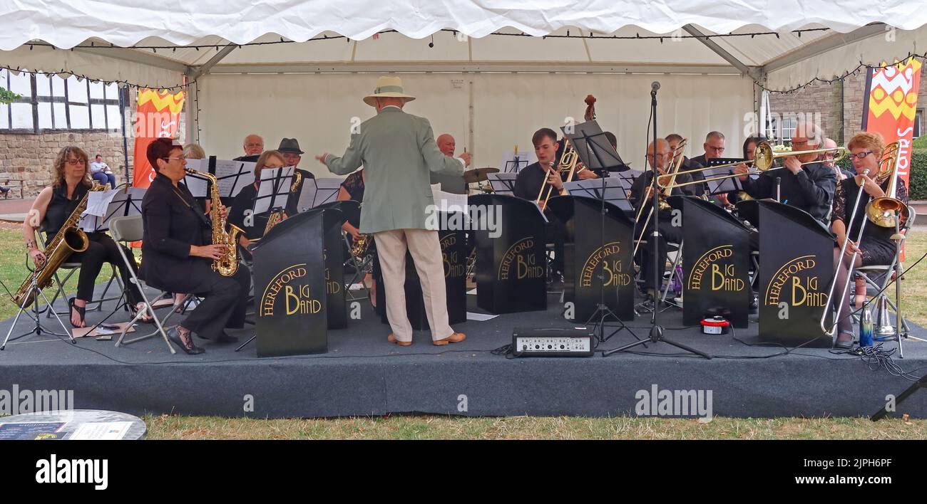 Direttore e The Hereford Big Band, suonando dal vivo, al festival dei tre cori 2022 Foto Stock