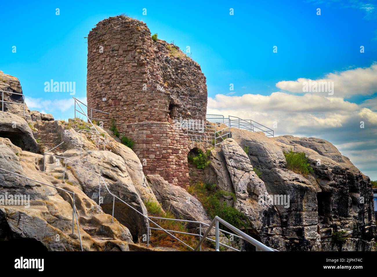 Ceppo di una vecchia torre rovina su una roccia arenaria Foto Stock