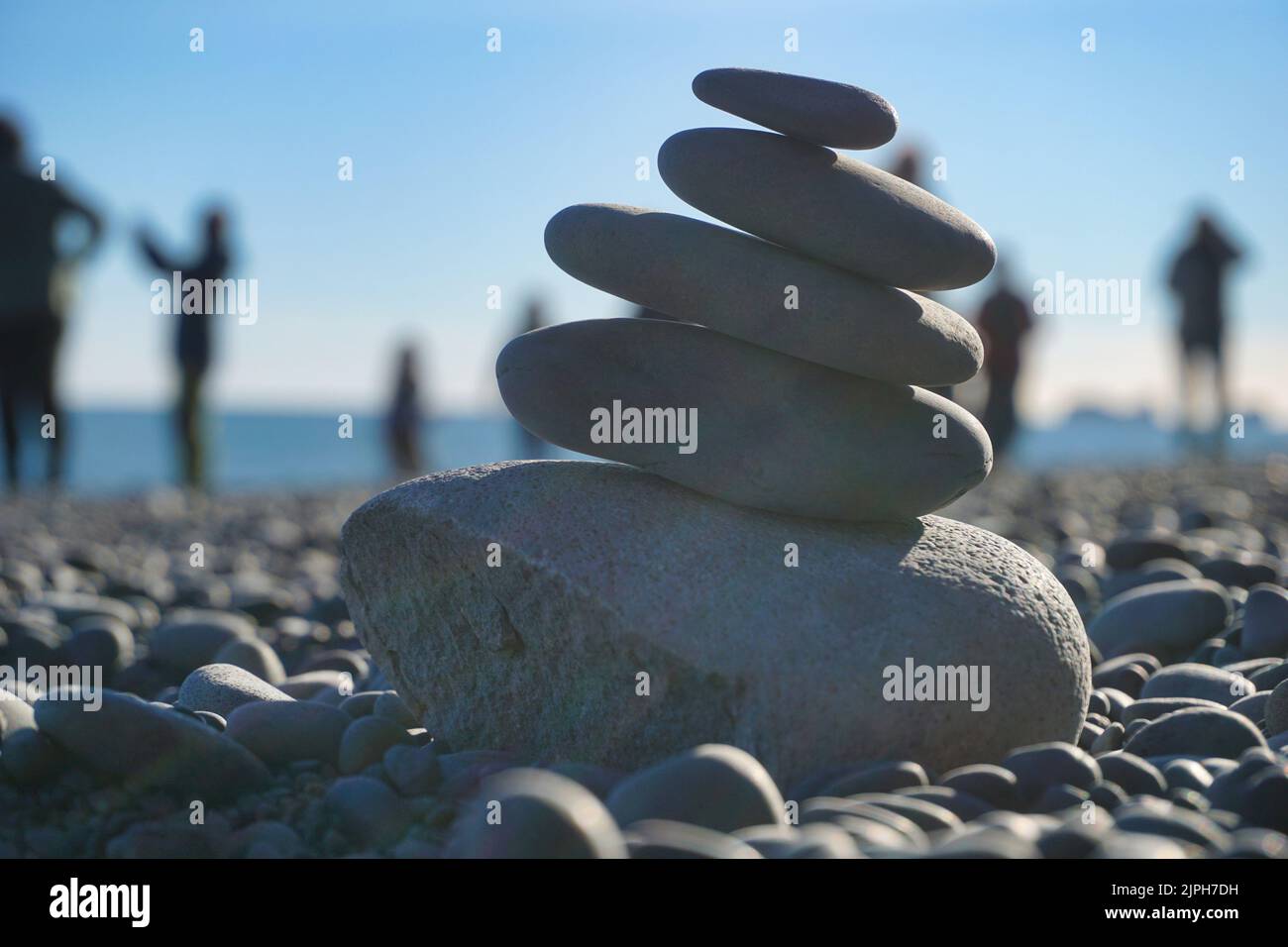 Pietre Zen, ciottoli sulla spiaggia nera in Islanda Foto Stock