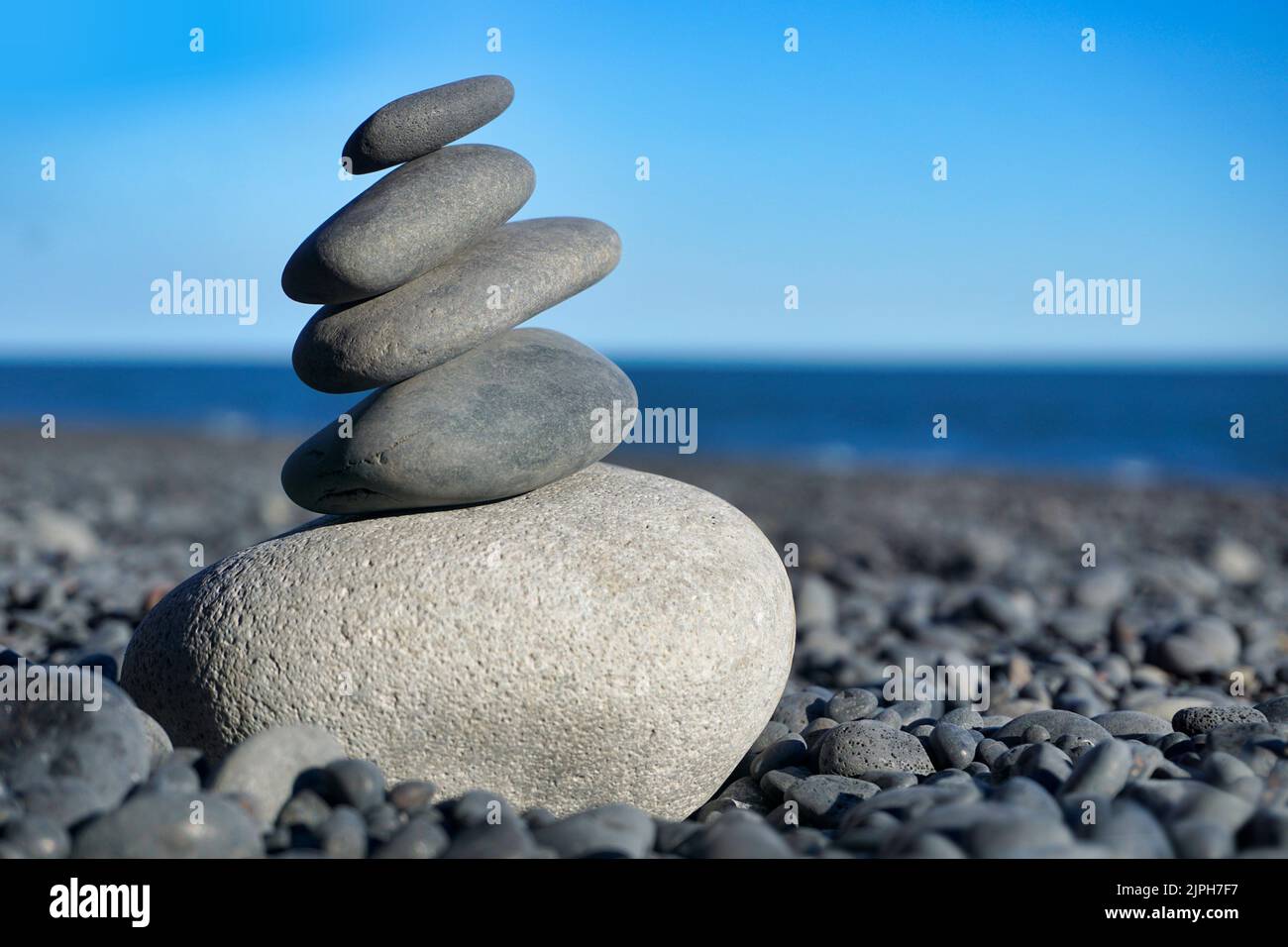 Pietre Zen, ciottoli sulla spiaggia nera in Islanda Foto Stock