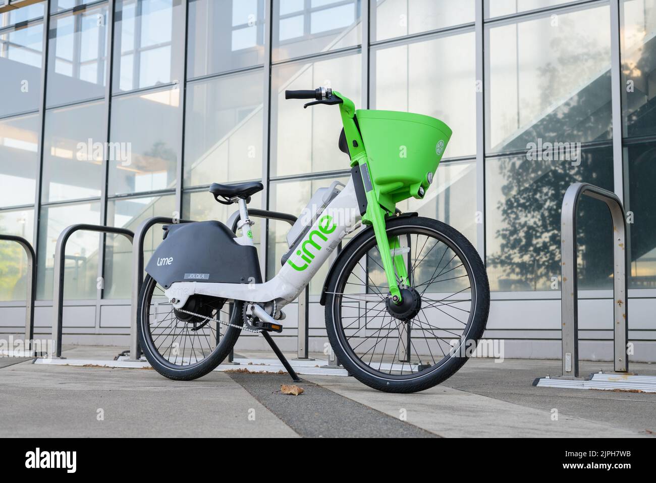 Seattle - 14 agosto 2022; e-bike a marchio Lime disponibile fuori dalla stazione di transito della metropolitana leggera dell'Università di Washington a Seattle Foto Stock