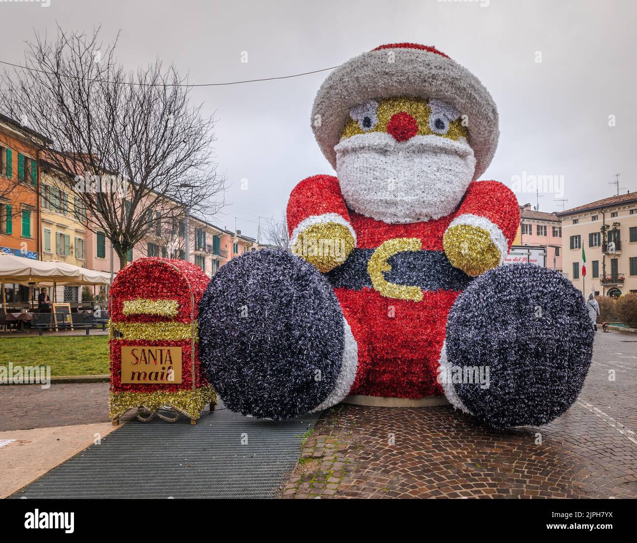 Christmas decoration - casella postale per le lettere di auguri a Babbo Natale, Christmas Concept, Verona città, Veneto regione - Italia settentrionale Foto Stock