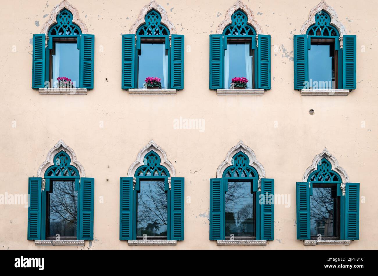 le finestre di uno storico palazzo quattrocentesco - Palazzo Muselli - nel centro storico della città di Verona - Veneto - Italia settentrionale, Foto Stock
