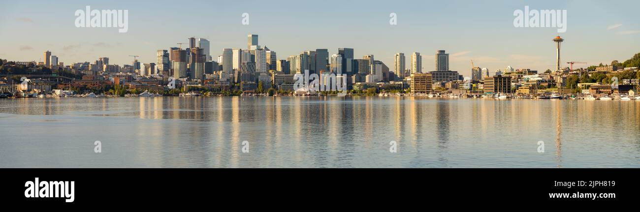 Seattle - 14 agosto 2022; vista panoramica dello skyline di Seattle in un primo tempo con riflessioni sul lago Union Foto Stock