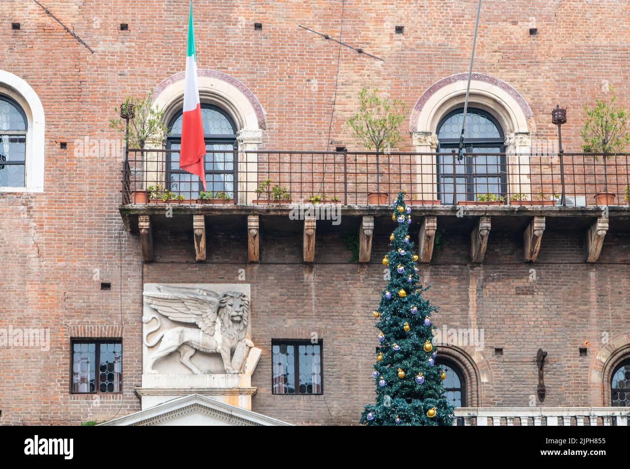 Palazzo del Governo (Palazzo Podestà) situato in Piazza Palazzo dei Signori, nel centro storico di Verona. Particolare della facciata - Italia settentrionale, dicembre Foto Stock
