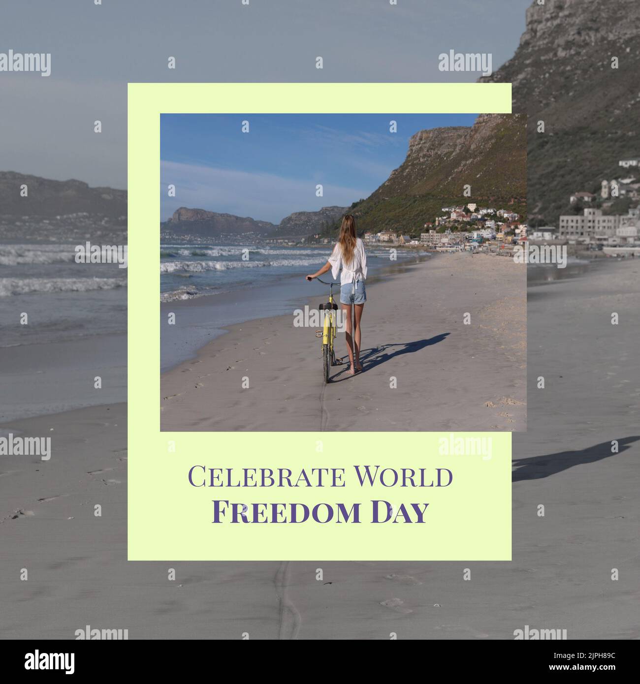 Immagine digitale di donna caucasica con bicicletta a piedi in spiaggia, celebrare il testo giornata di libertà del mondo Foto Stock