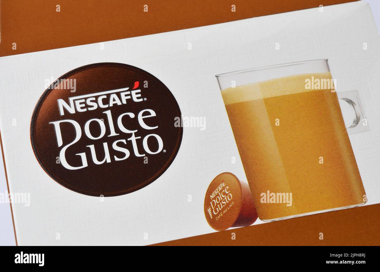 Primo piano della presentazione delle confezioni dei pod di caffè Nescafe Dolce gusto logo Foto Stock