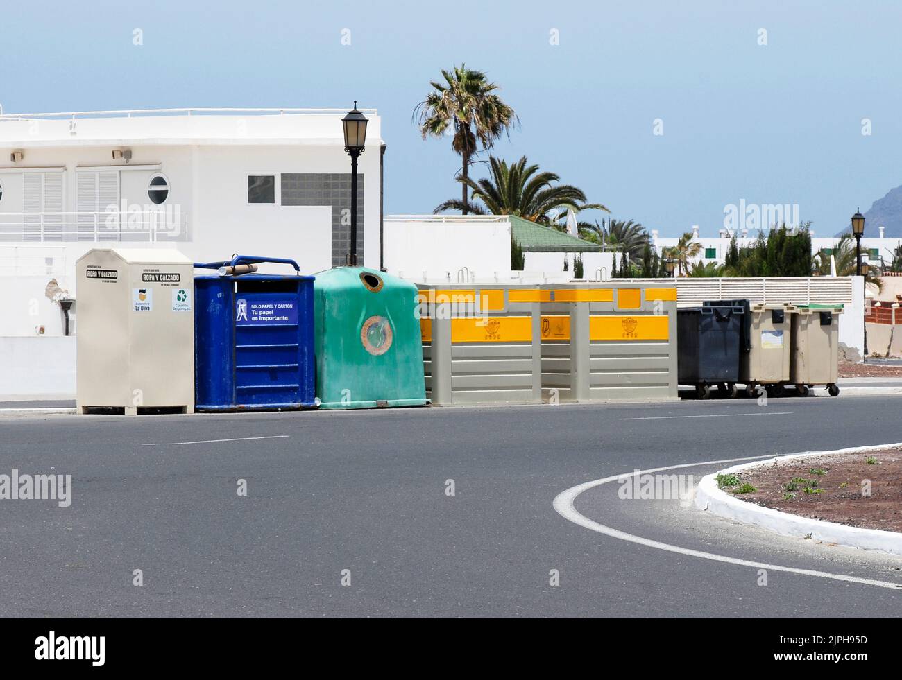 Corralejo, Fuerteventura, Spagna: Bidoni di riciclaggio sul lato della strada alla periferia della città Foto Stock
