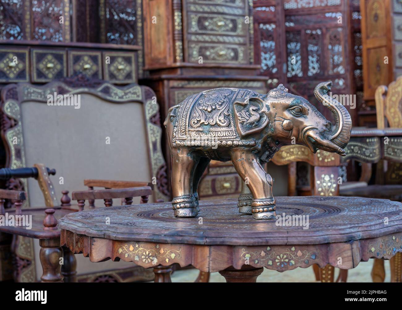 Figurina di rame di un elefante indiano con ornamento nazionale. Souvenir dall'India. Foto Stock