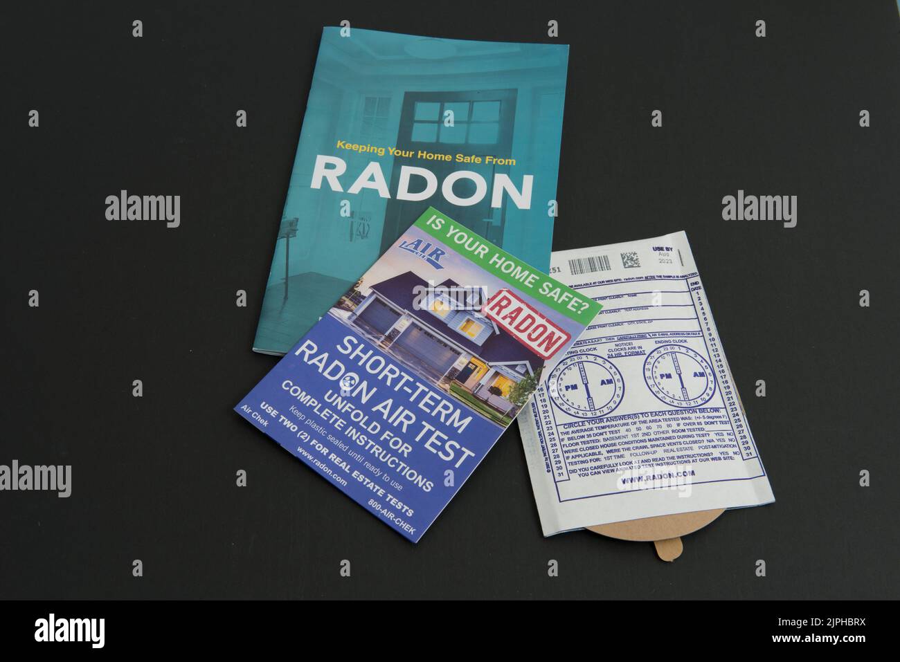 Un a casa, farlo voi stessi radon test kit con il materiale informativo su radon e come funziona la prova. Foto Stock