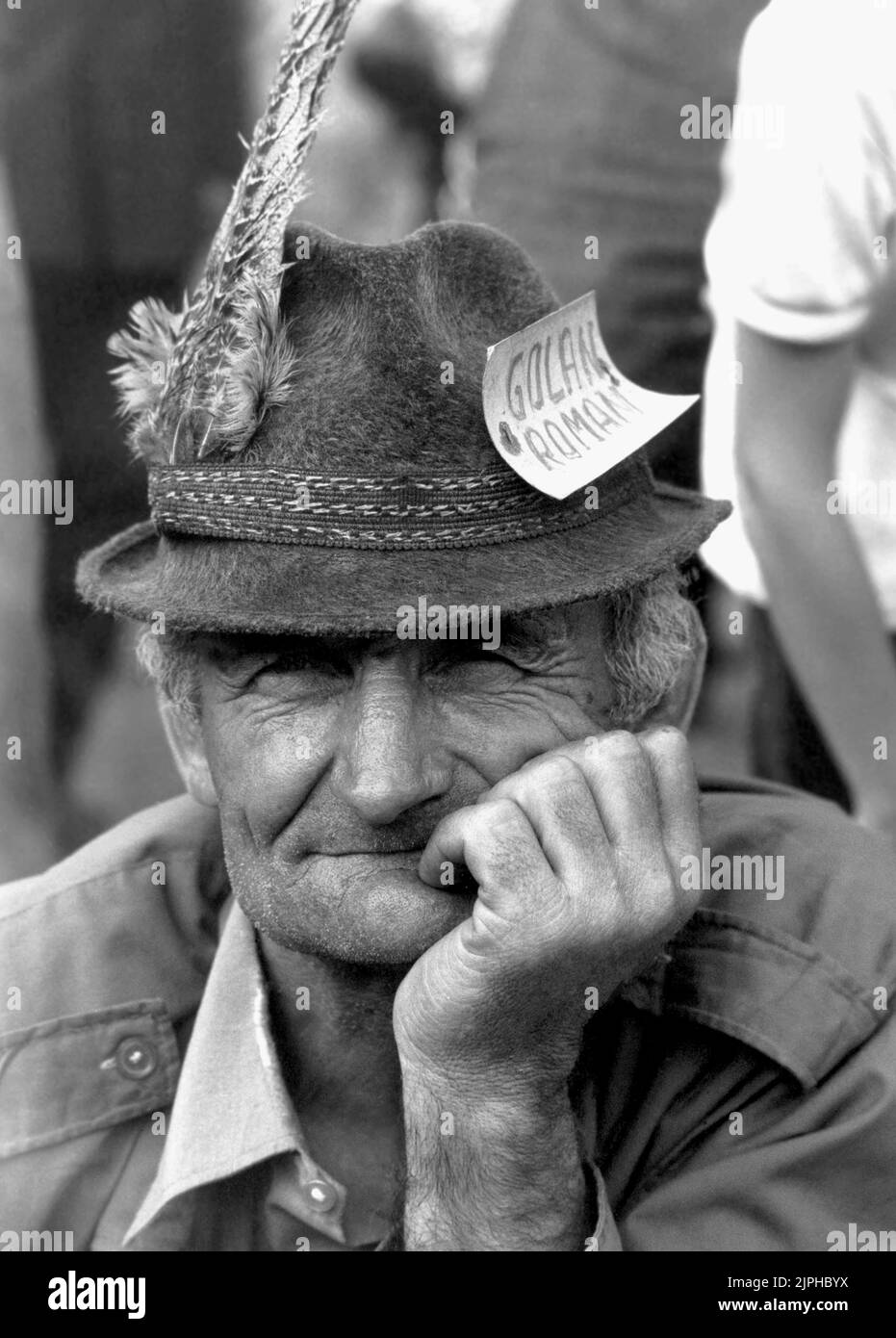 Bucarest, Romania, aprile 1990. 'Golaniada', una grande protesta anti-comunismo in Piazza dell'Università dopo la Rivoluzione rumena del 1989. La gente si riunirebbe ogni giorno per protestare contro gli ex comunisti che hanno preso il potere dopo la Rivoluzione. Come il presidente Iliescu li chiamò 'golani' (hooligan), i manifestanti adottarono con orgoglio il termine e lo portarono come un distintivo. Questo paese anziano indossa un tag che dice "hooligan rumeno”. Foto Stock