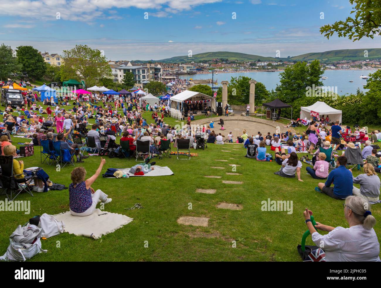 Le folle si riuniscono per le celebrazioni del Queens Platinum Jubilee a Swanage, Dorset UK, in una calda giornata di sole a giugno Foto Stock