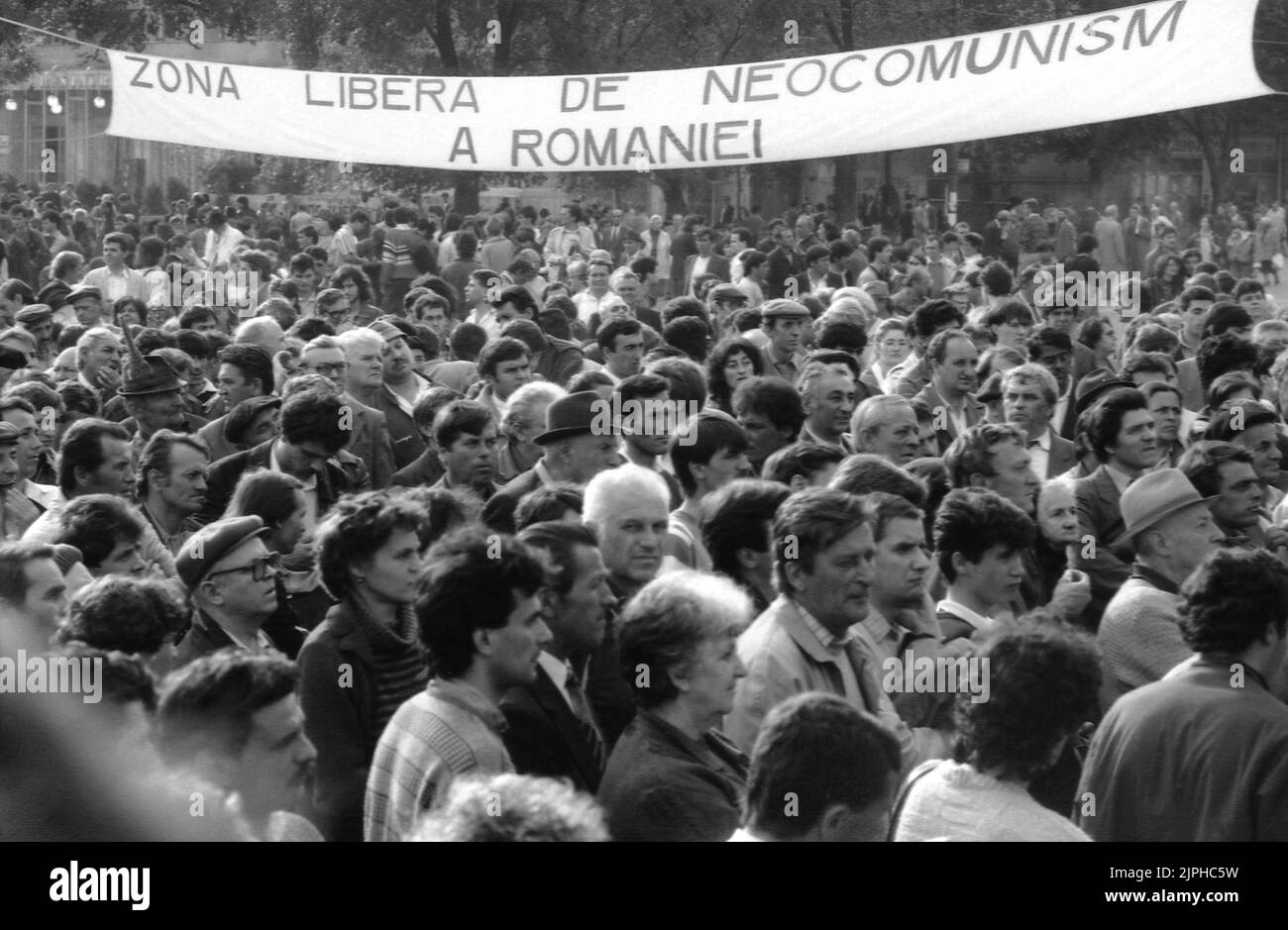 Bucarest, Romania, aprile 1990. 'Golaniada', una grande protesta anti-comunismo in Piazza dell'Università dopo la Rivoluzione rumena del 1989. La gente si riunirebbe ogni giorno per protestare contro gli ex comunisti che hanno preso il potere dopo la Rivoluzione. La richiesta principale era che nessun ex membro del partito fosse autorizzato a correre nelle elezioni del maggio 20th. Il banner dice "la zona franca neomunistica della Romania”. Foto Stock