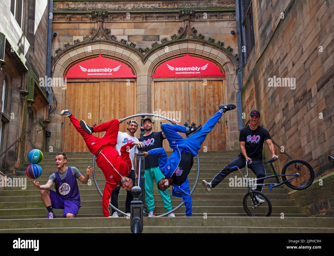 Assembly Halls, Edimburgo, Scozia. 18th agosto. 2022. Photocall: Pallacanestro freestyling, Cyr Wheel, breakdancing e BMX flatlanding. Il fenomenale 360 ALLSTARS dimostra un supercarico circo urbano vantando un cast stellare di campioni del mondo e record del mondo che detengono artisti e atleti, 360 ALLSTARS è una fusione spettacolare della straordinaria arte che emerge dalla cultura di strada. Credito ArchWhite/alamy notizie dal vivo Foto Stock