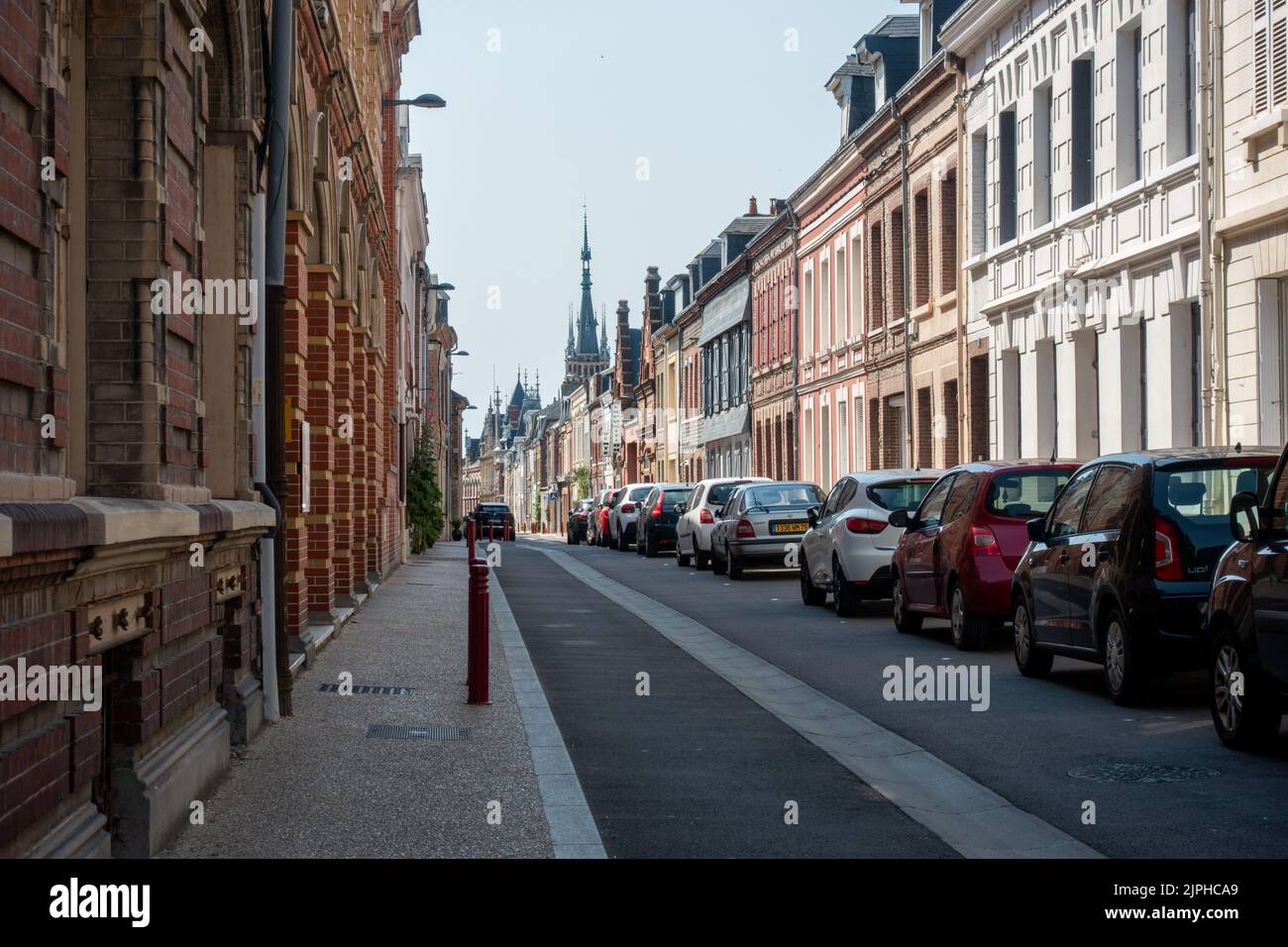 Vista su una piccola strada nella città francese di Fécamp Foto Stock