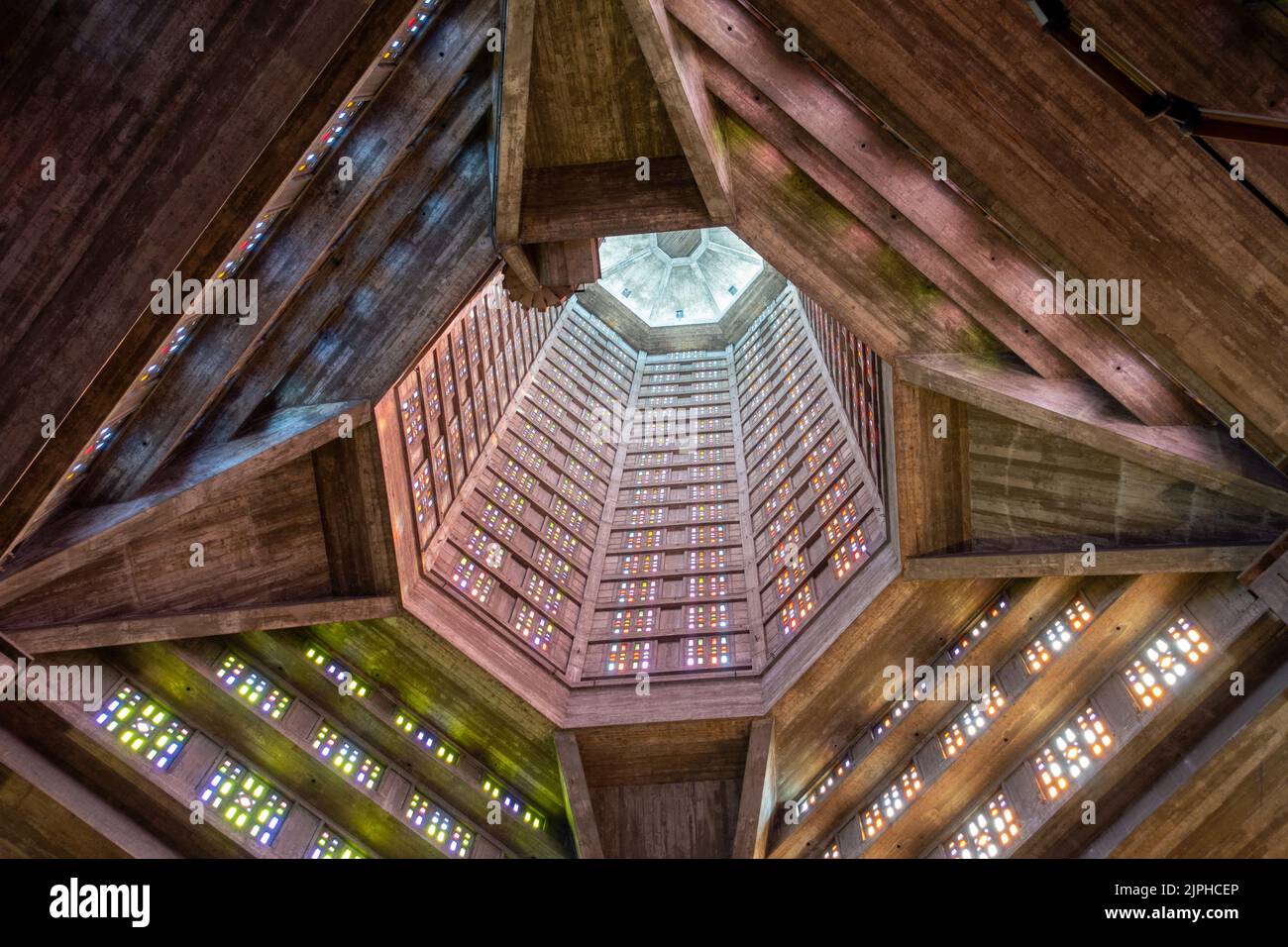 Vista interna della chiesa di San Giuseppe a le Havre, Francia Foto Stock