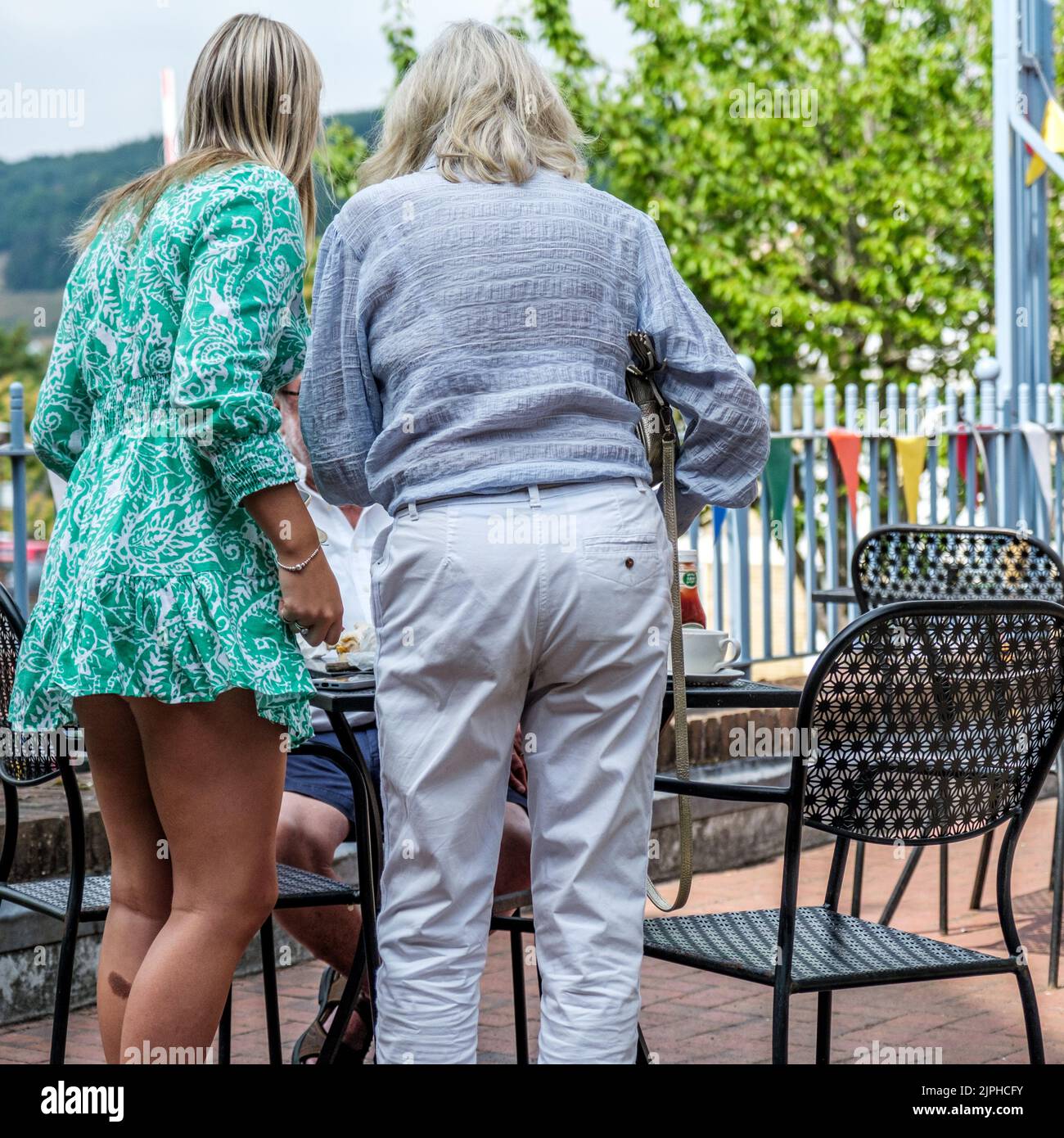 Dorking, Surrey Hills, Londra UK, Agosto 18 2022, Madre e figlia in piedi con Back to the Camera su un caffè Terrazza all'aperto Foto Stock