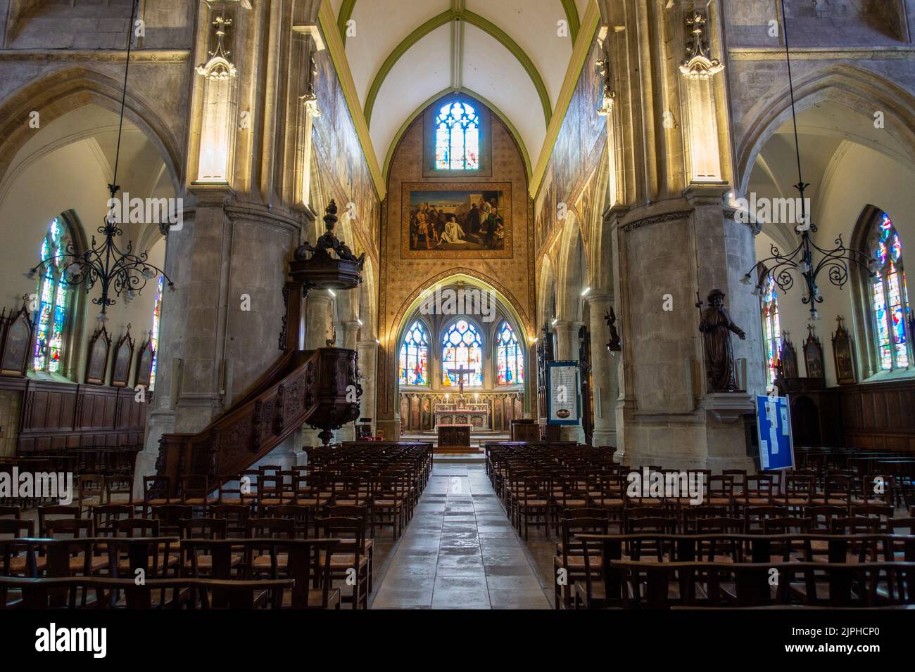 Una chiesa francese luminosa con un'alta navata e numerosi ornamenti Foto Stock