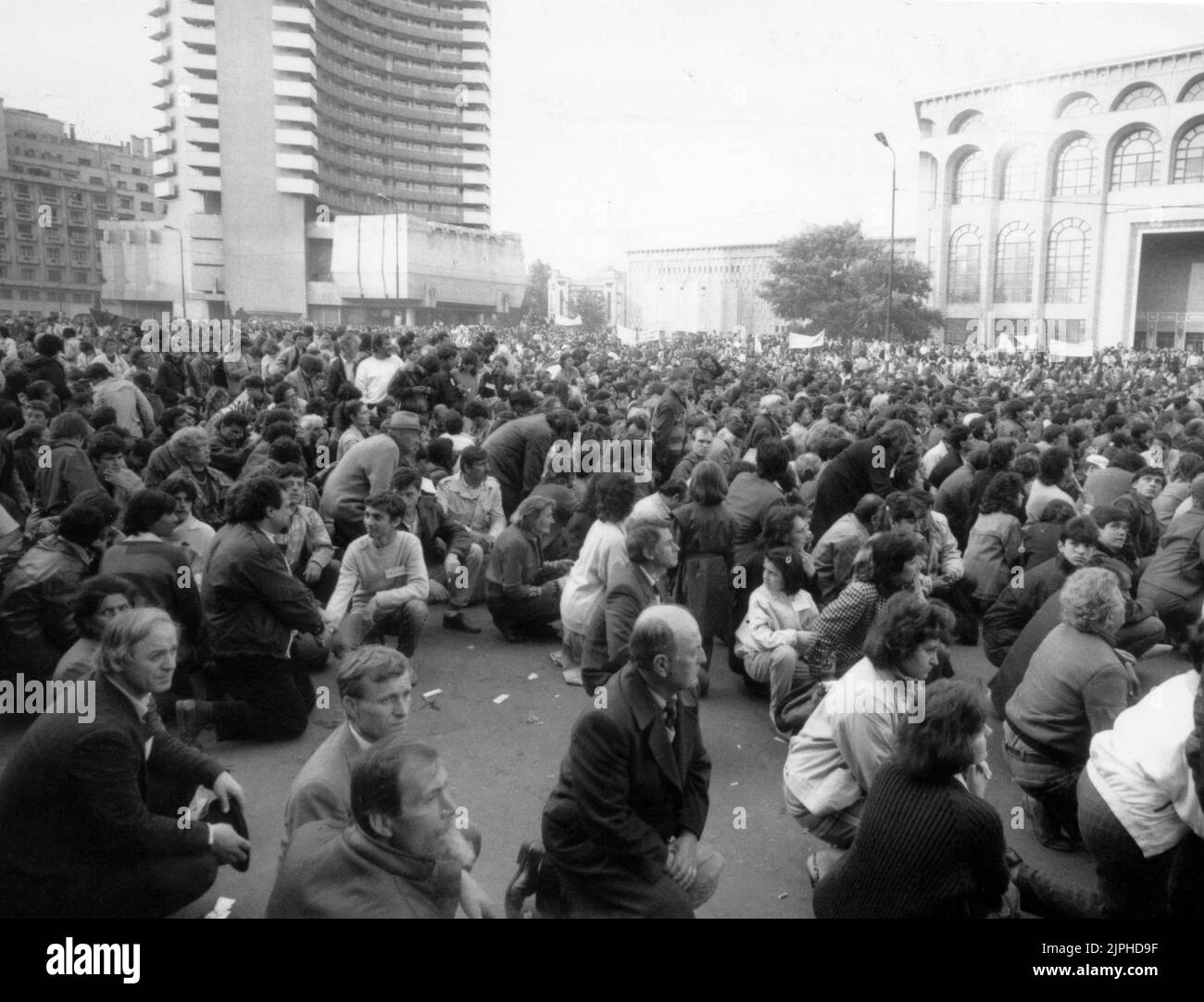 Bucarest, Romania, aprile 1990. 'Golaniada', una grande protesta anti-comunismo in Piazza dell'Università dopo la Rivoluzione rumena del 1989. La gente si riunirebbe ogni giorno per protestare contro gli ex comunisti che hanno preso il potere dopo la Rivoluzione. La richiesta principale era che nessun ex membro del partito fosse autorizzato a correre nelle elezioni del maggio 20th. Foto Stock