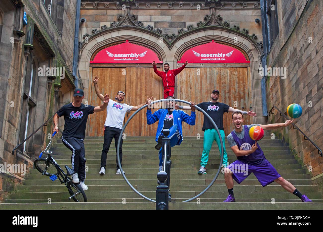 Assembly Halls, Edimburgo, Scozia. 18th agosto. 2022. Photocall: Pallacanestro freestyling, Cyr Wheel, breakdancing e BMX flatlanding. Il fenomenale 360 ALLSTARS dimostra un supercarico circo urbano vantando un cast stellare di campioni del mondo e record del mondo che detengono artisti e atleti, 360 ALLSTARS è una fusione spettacolare della straordinaria arte che emerge dalla cultura di strada. Credito ArchWhite/alamy notizie dal vivo Foto Stock