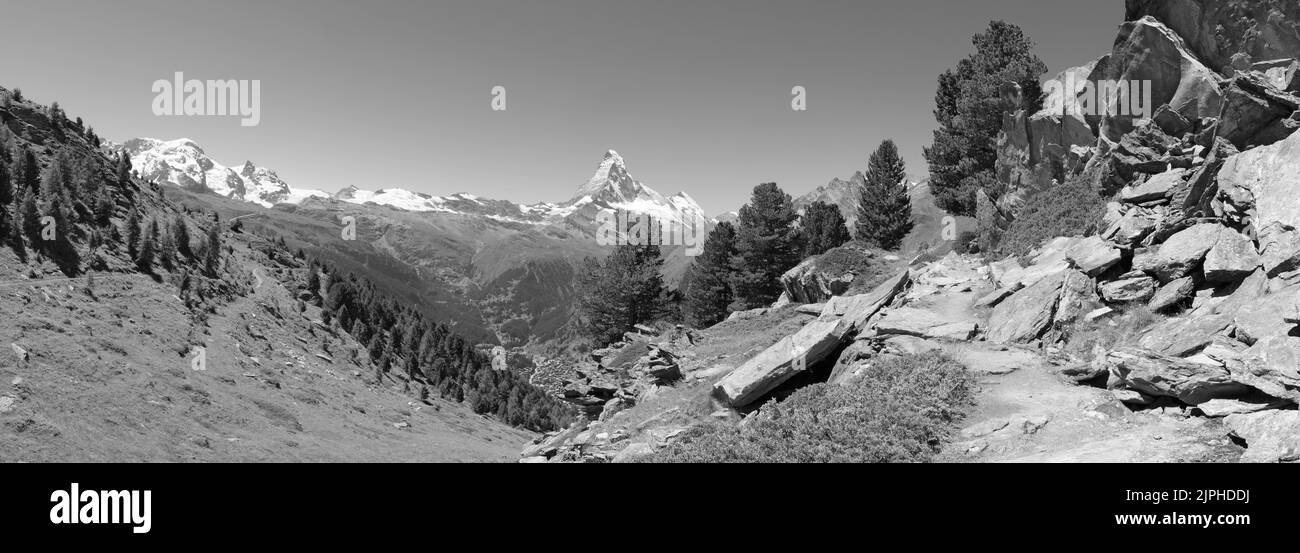 Il panorama delle alpi svizzere del walliser con la cima del Cervino sulla valle del Cervino. Foto Stock