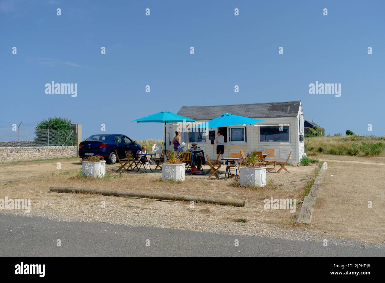 Un piccolo negozio situato sul lato di una strada Foto Stock