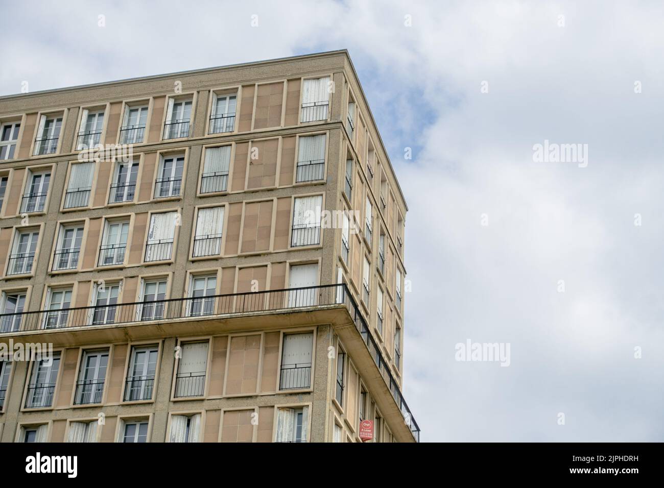 Primo piano della facciata di un grande edificio di appartamenti Foto Stock
