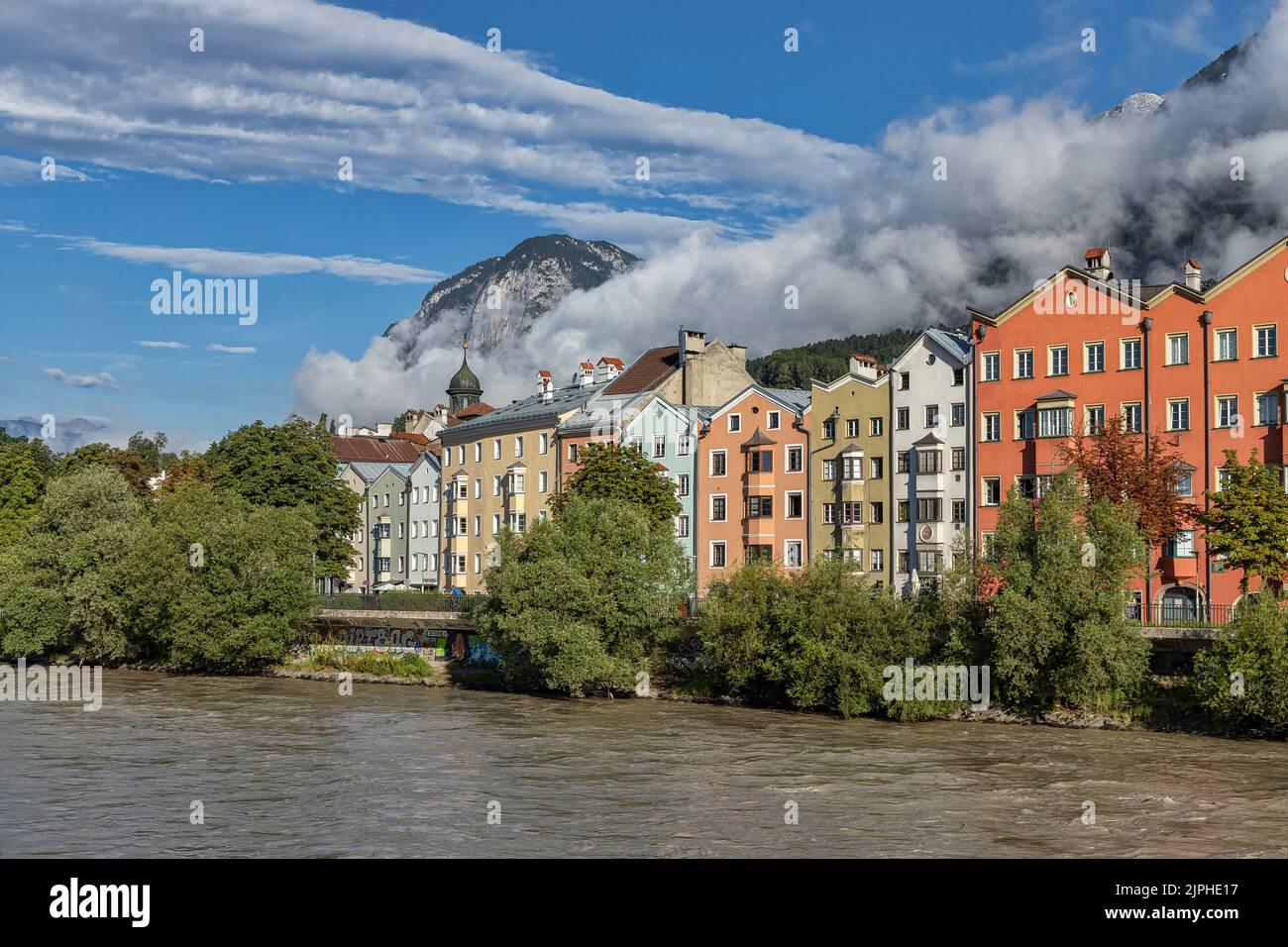 Edifici dipinti con colori vivaci del centro storico della capitale tirolese Innsbruck, Austria Foto Stock