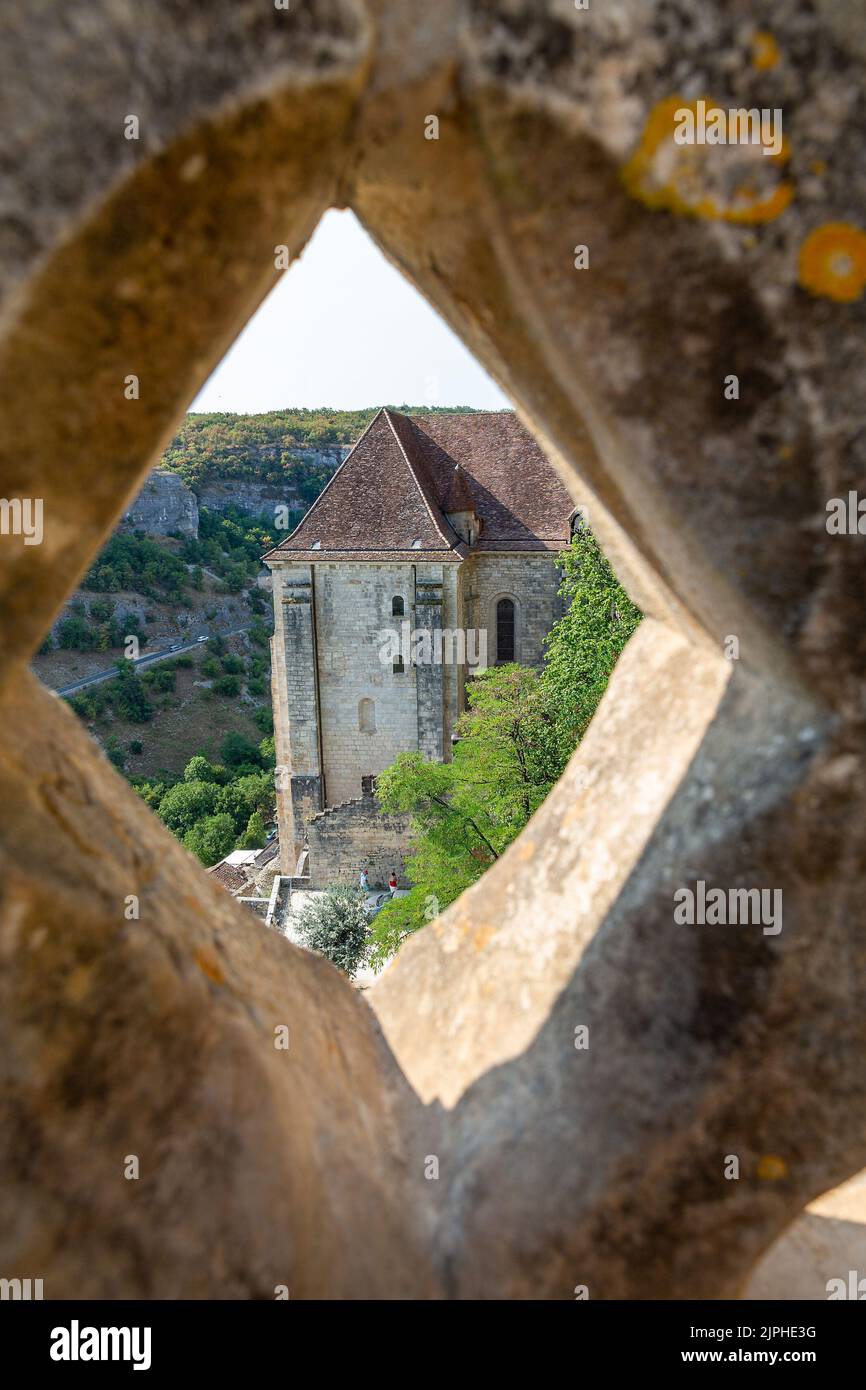 (C) Denis TRASFI / MAXPPP - à Rocamadour le 11-08-2022 - le sanctuaire Notre-Dame à travers un ouvrage de rembarde Foto Stock