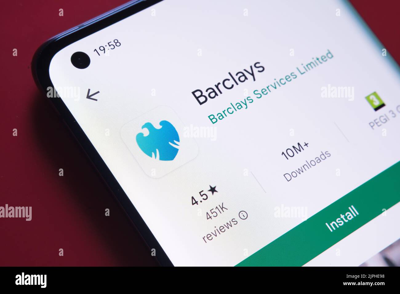 Applicazione barclays visualizzata in Google Play Store sullo schermo dello smartphone su sfondo rosso. Foto ravvicinata con messa a fuoco selettiva. Stafford, Regno Unito Foto Stock
