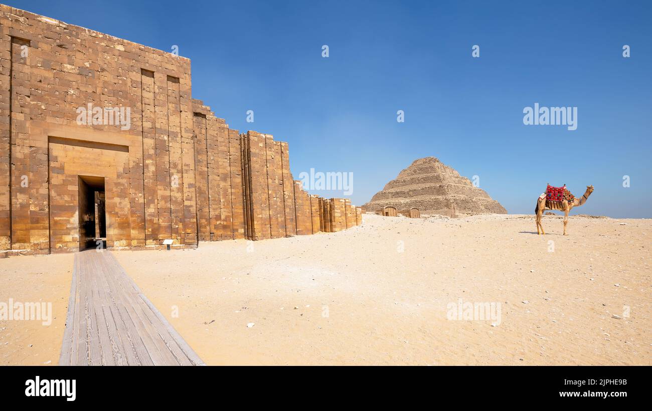 Saqqara, Egitto; 17 agosto 2022 - la piramide a gradini di Djoser, Saqqara, Egitto Foto Stock
