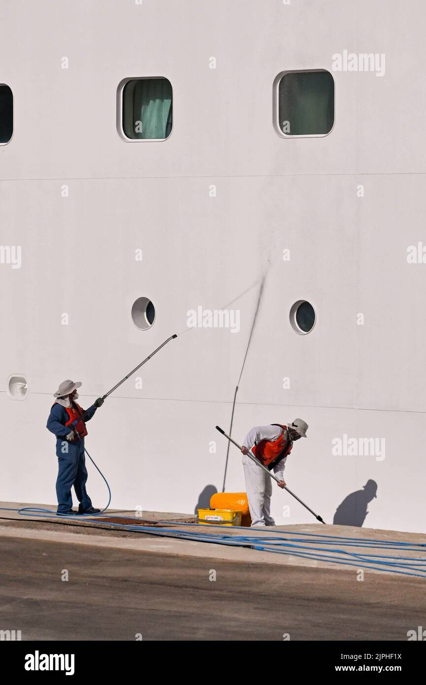 Rodi, Grecia - 2022 maggio: Equipaggio di una nave da crociera che pulisce il lato della nave mentre è in porto Foto Stock