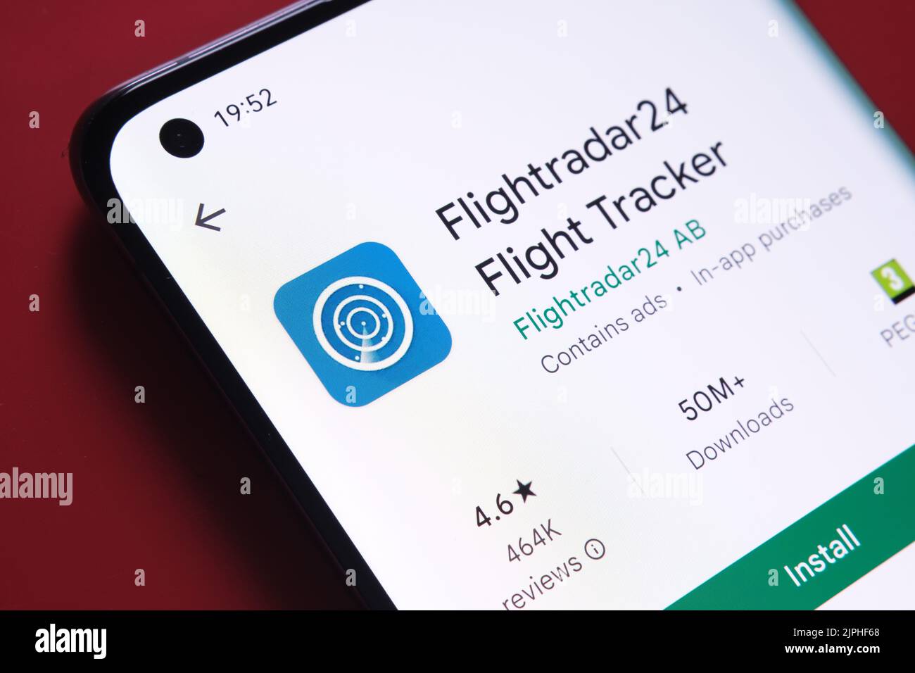 App flightradar24 visualizzata in Google Play Store sullo schermo dello smartphone su sfondo rosso. Foto ravvicinata con messa a fuoco selettiva. Stafford, Regno Unito Foto Stock