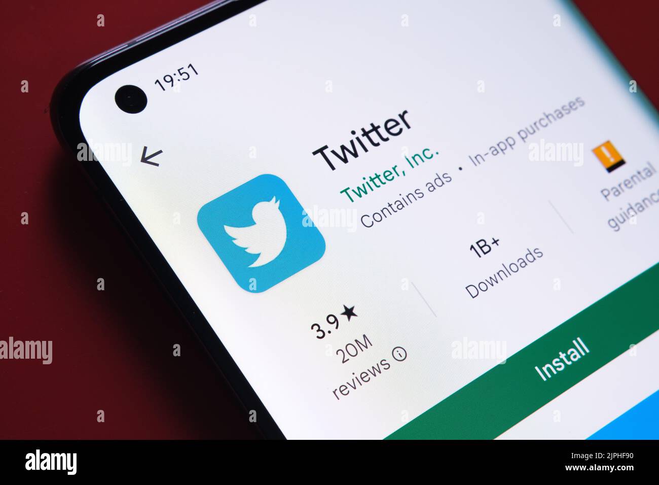 App twitter visualizzata in Google Play Store sullo schermo dello smartphone su sfondo rosso. Foto ravvicinata con messa a fuoco selettiva. Stafford, Regno Unito Foto Stock