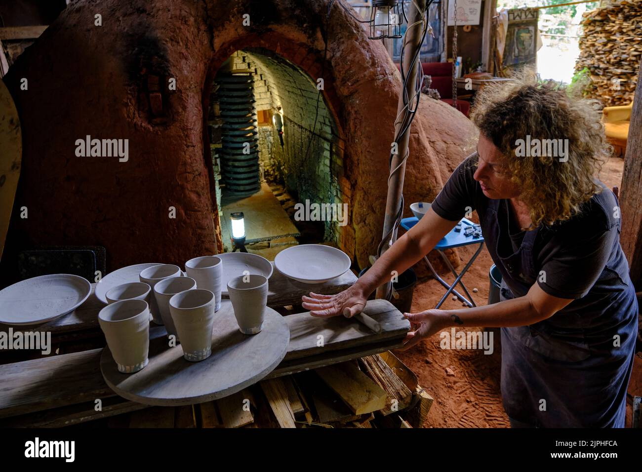 Francia, Cher (18), Henrichemont, la Borne, villaggio di vasai, Il ceramista Maya Micenmacher-Rousseau Foto Stock