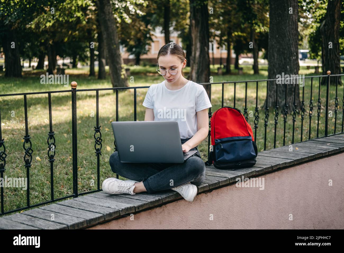 Freelancing per principianti, lavoro come freelancer, orari di lavoro flessibili. Giovane donna candida che lavora come freelancer Foto Stock