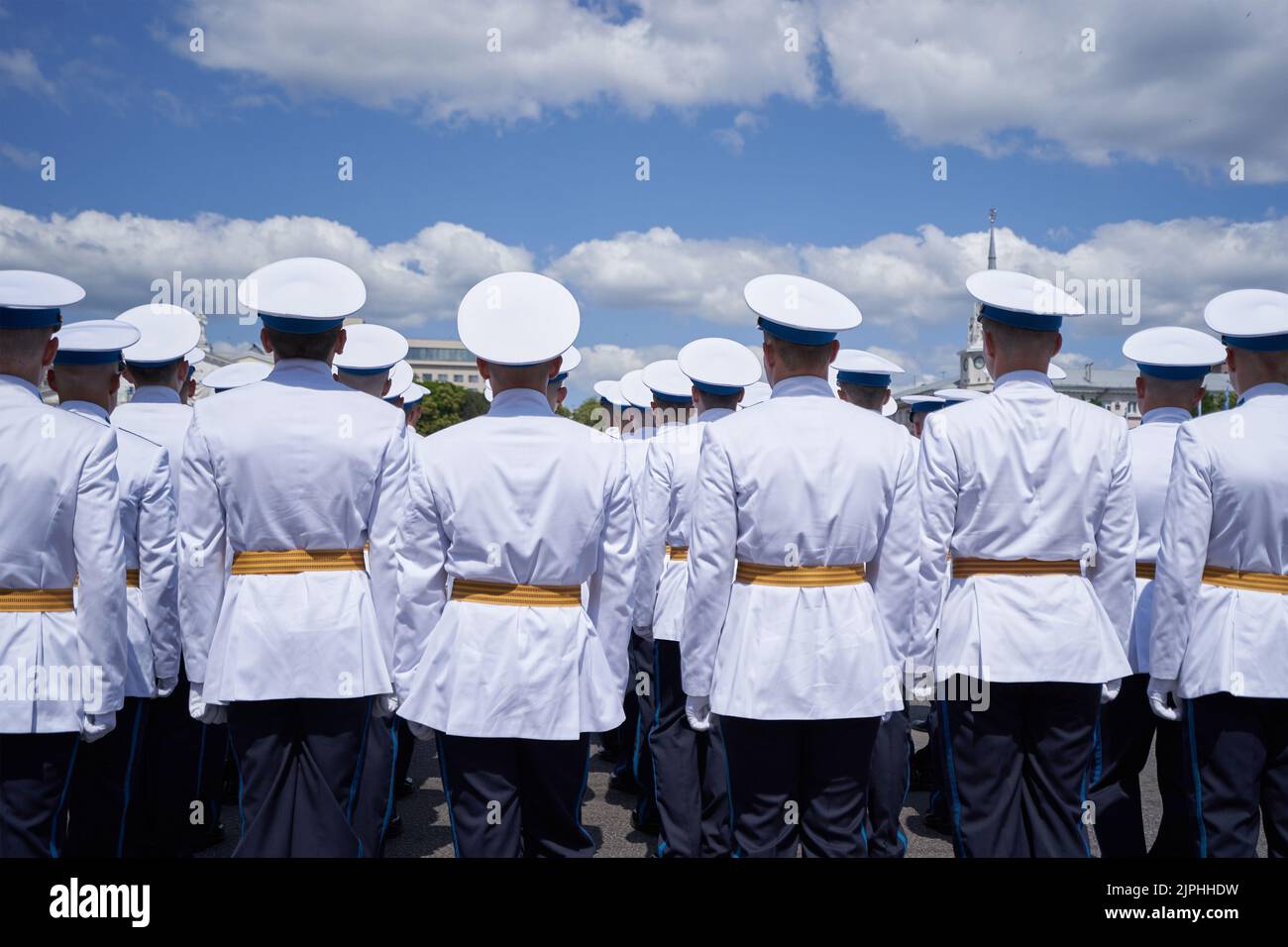 Soldati in uniforme bianca sulla piazza Foto Stock