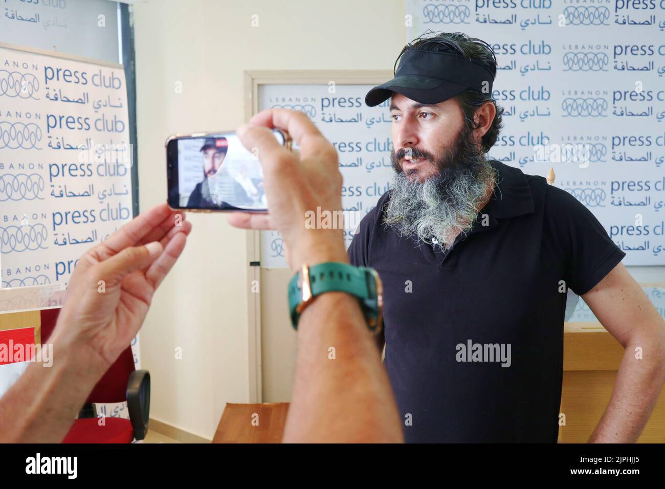 L'assalente bancario Bassam al-Sheikh Hussein tiene una conferenza stampa presso il Press Club di Beirut, Libano, il 18 2022 agosto. Il 11 agosto al-Sheikh entrò nella Federal Bank nel distretto di Hamra, a Beirut, e minacciò di mettersi in fiamme a meno che non gli fosse consentito di togliere il proprio denaro. Ha preso anche alcuni ostaggi, mantenendoli sotto controllo con una pistola. L'uomo voleva ritirare il suo deposito di 210,000 dollari, che è stato congelato dalla banca dopo lo scoppio della crisi economica del paese nel 2019. Alla fine il depositante si è arreso e ha ricevuto 30,000 USD dal suo deposito, prima di essere arrestato Foto Stock