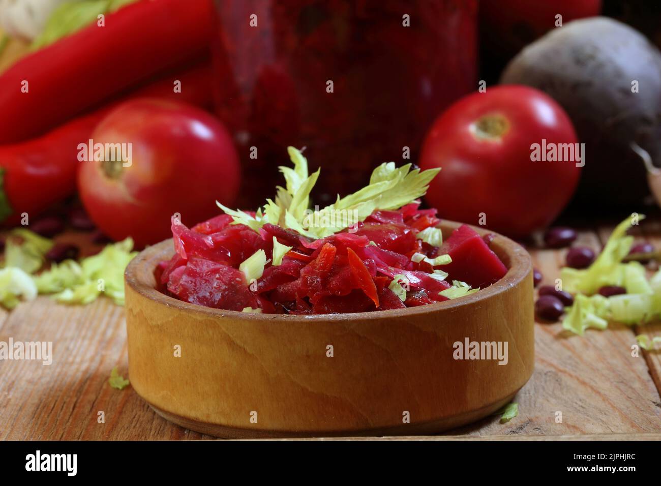 Borscht con panna acida, aglio e peperoni caldi su un tavolo di legno Foto Stock