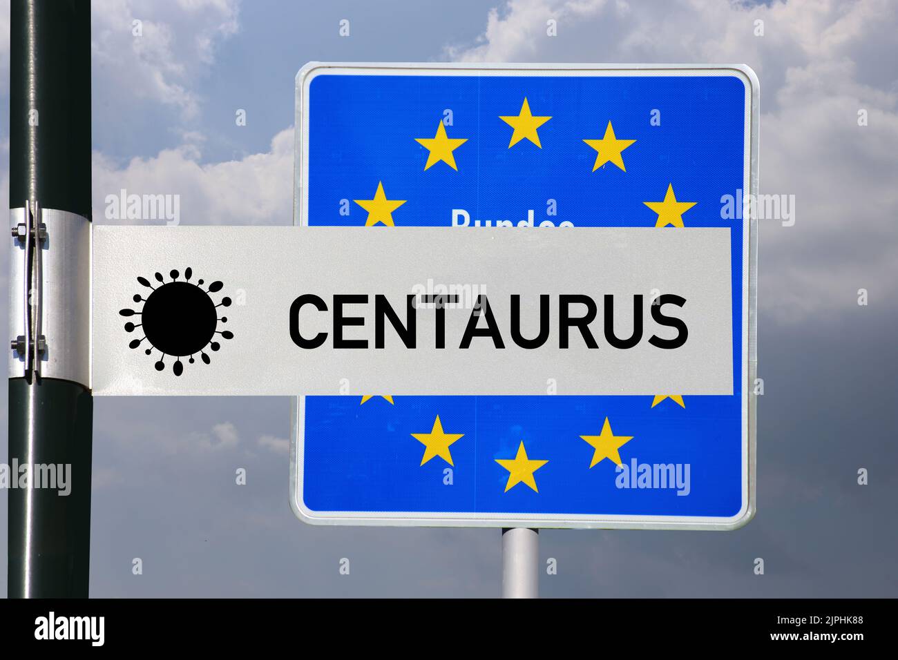 Symbolbild Centaurus: Straßenschild mit der Aufschrift Centaurus vor einem deutschen Grenzschild. Die neue Coronavariante Centaurus ist in Indien derz Foto Stock