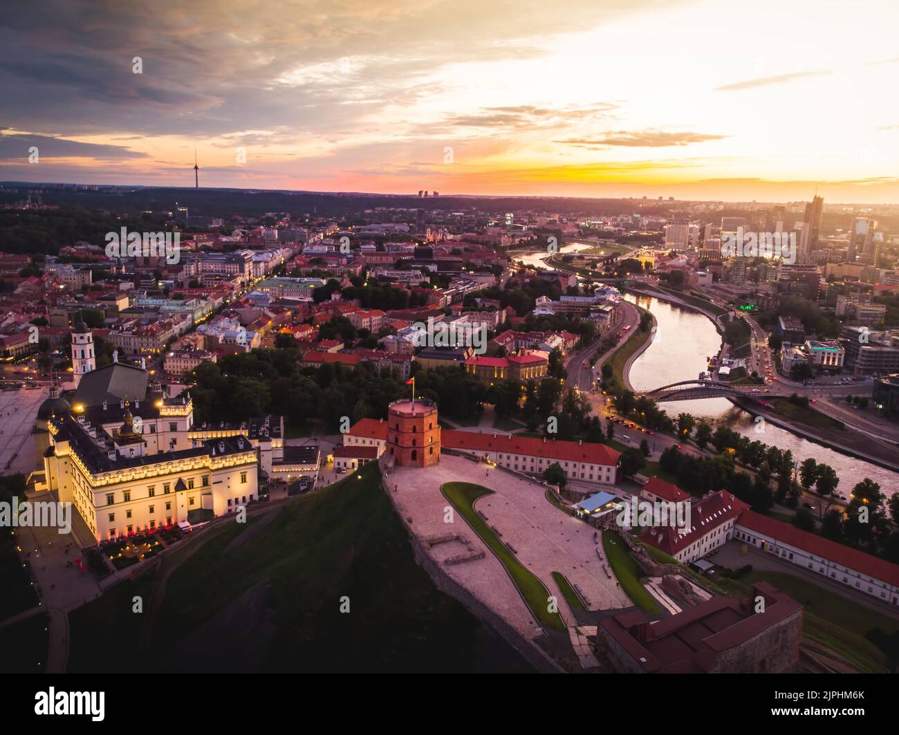 Veduta aerea dall'alto verso il basso della pittoresca capitale della Lituania, la torre del castello di Gediminas, con panorama panoramico della città. Destinazione di viaggio Baltica in Europa Foto Stock