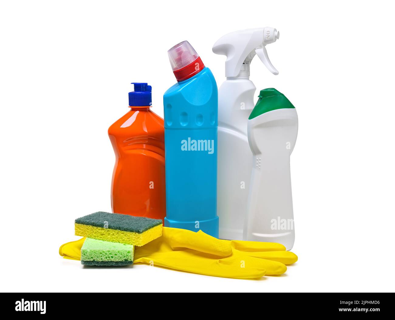 Prodotti per la pulizia della casa con spugna e guanti isolati su fondo bianco. Bottiglie colorate in plastica mockup prodotto. Foto Stock