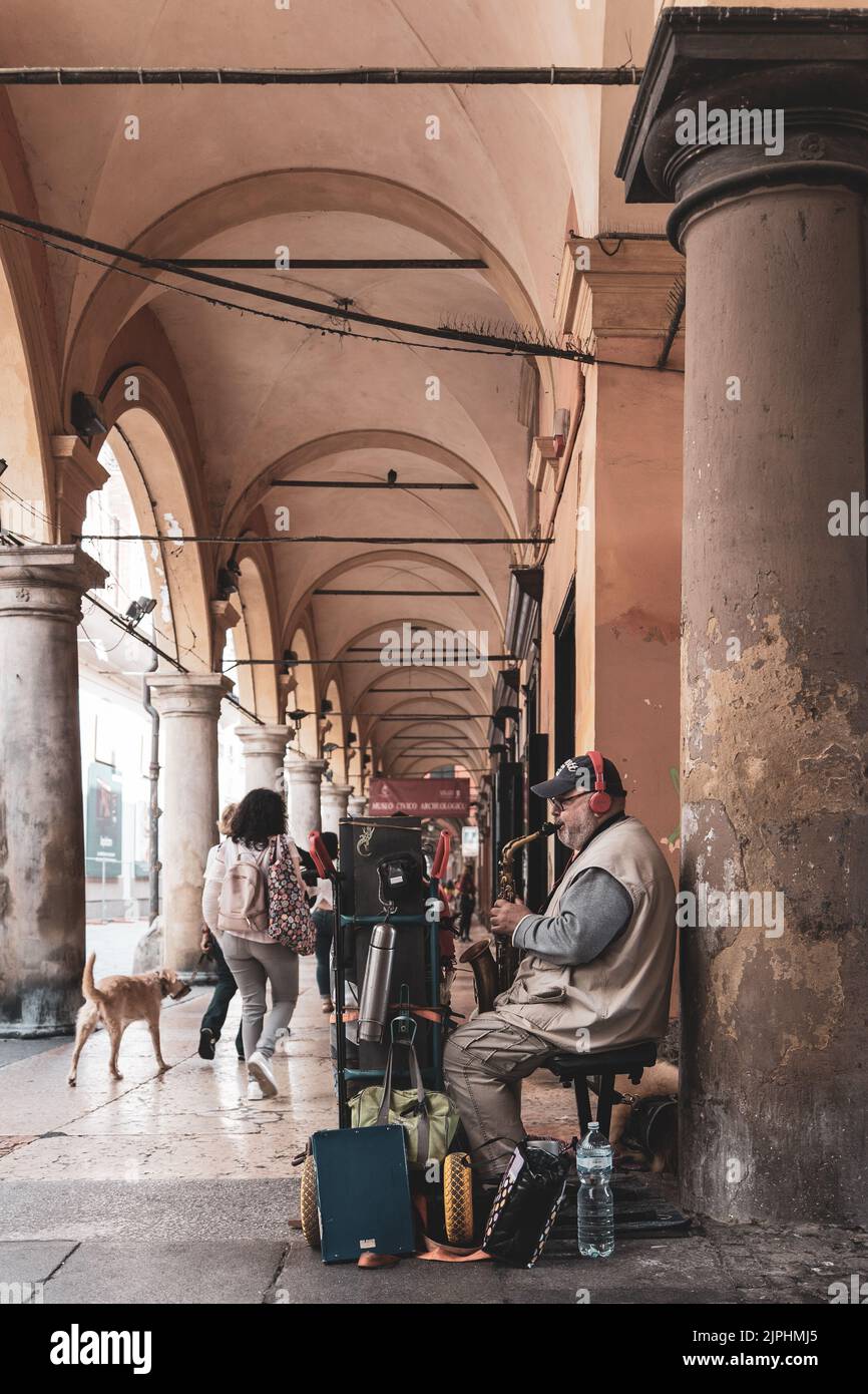 Artista di strada che si esibisce nel centro di Bologna Foto Stock