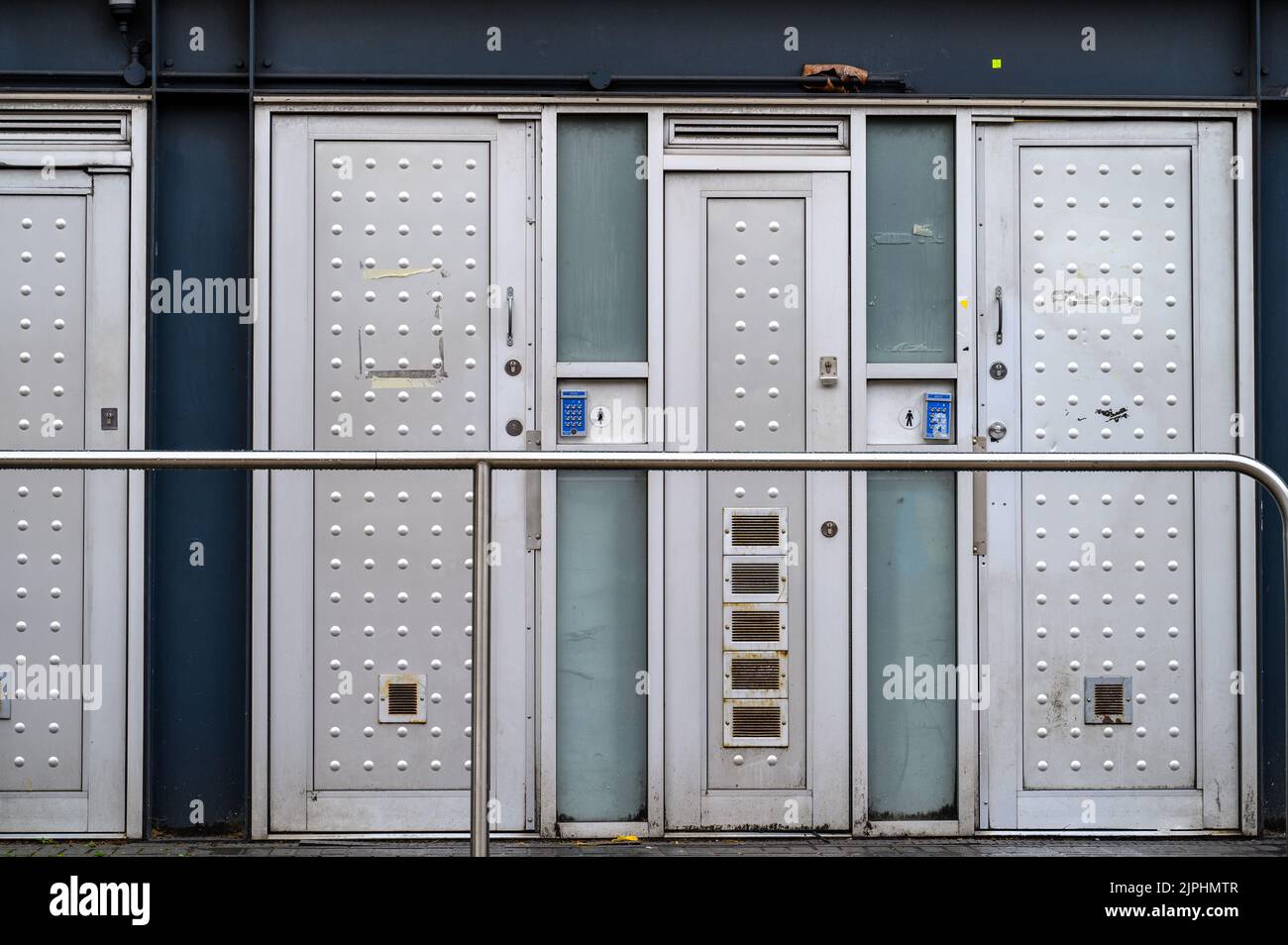 Porte pubbliche in metallo per gabinetto con tastiera di ingresso Foto Stock