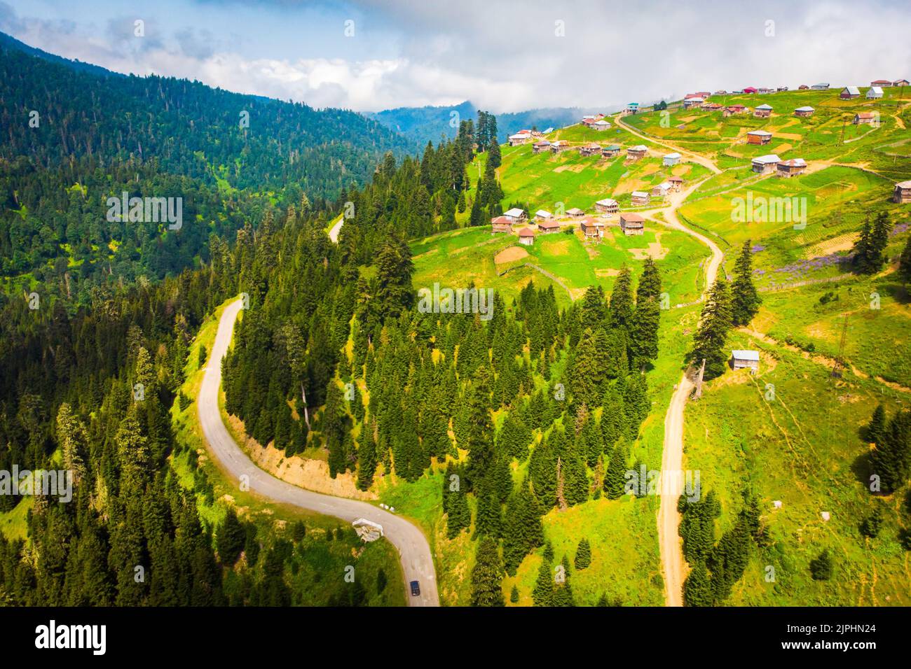 In estate, il veicolo viaggia su strada lungo la strada panoramica delle montagne nella regione del caucaso Guria presso il villaggio di Bakhmaro. Viaggio in auto alla scoperta della Georgia Foto Stock