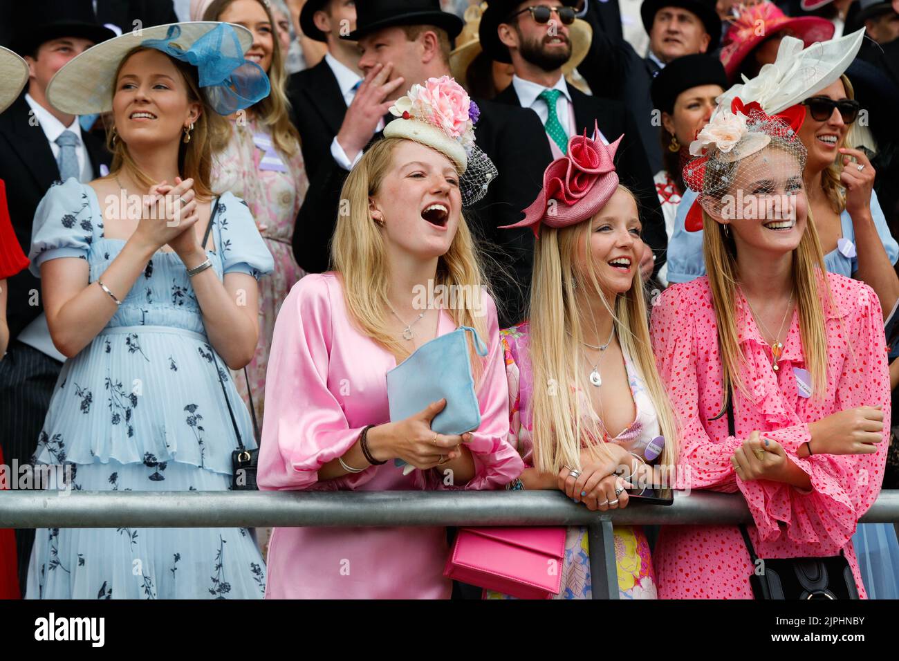 Ascot, Regno Unito. 18th giugno, 2022. Royal Ascot 2022The migliori e più audace guarda Royal Ascot 2022, cappelli, abiti e atmosfera generale Credit: Independent Photo Agency/Alamy Live News Foto Stock