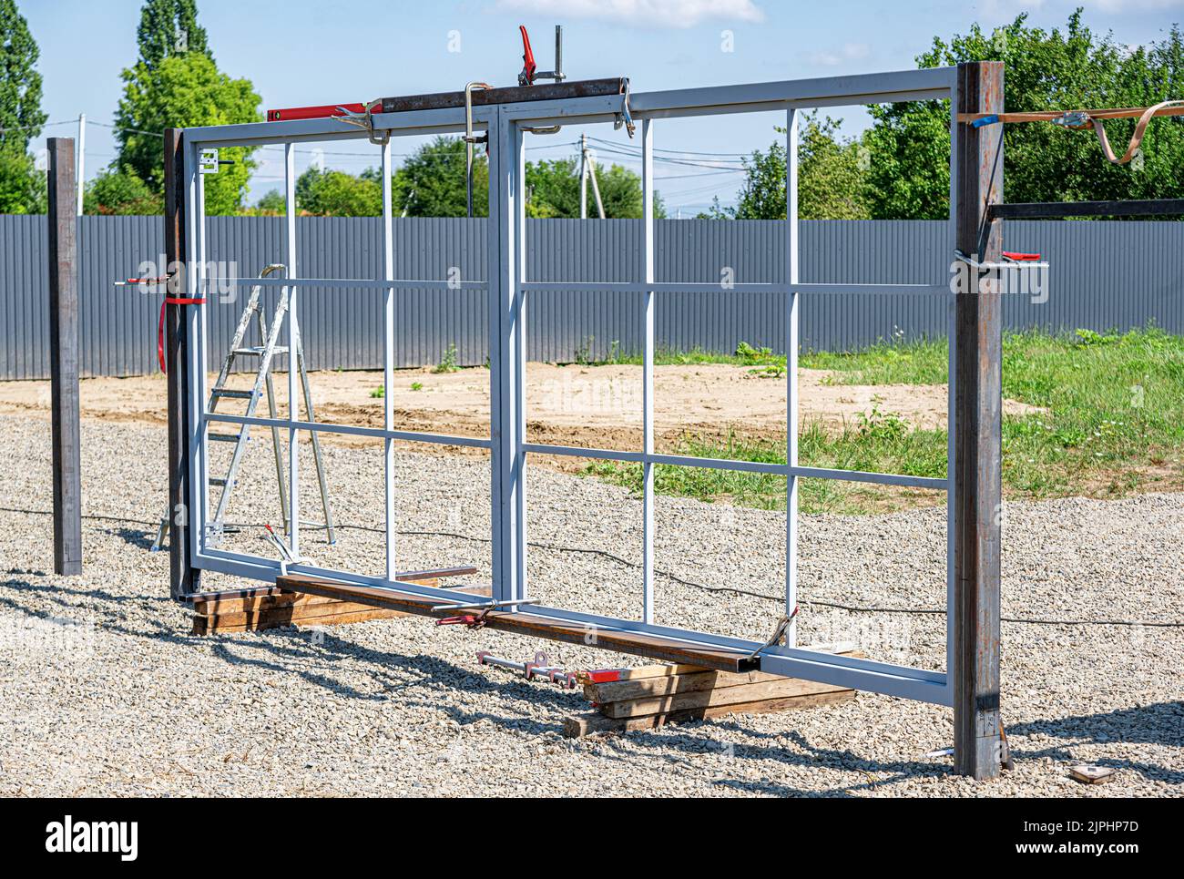 Installazione di cancelli metallici. Foto Stock